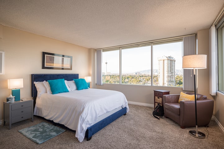 Hlavná kúpeľňa - manželská posteľ veľkosti Queen