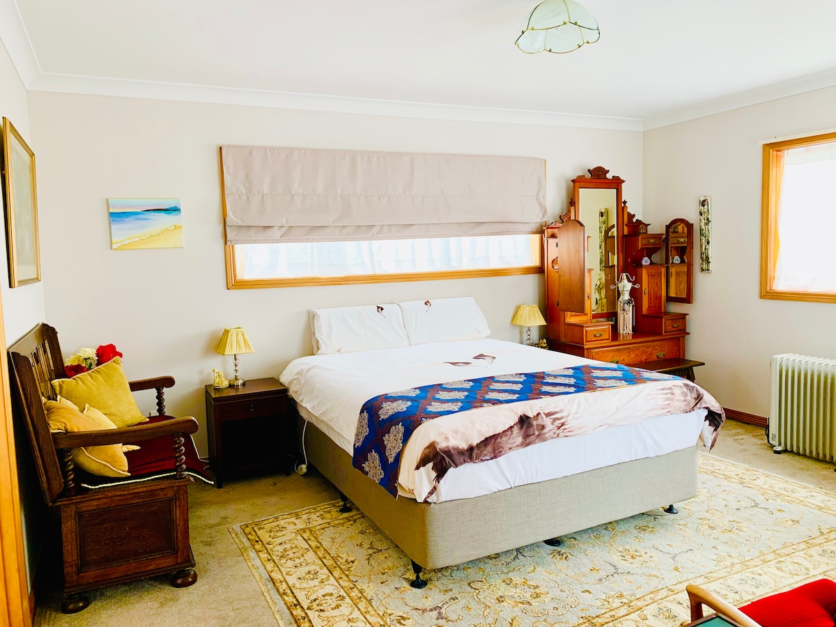 Ime ove sobe je 1 bračni krevet (160x200) na drugom katu i ima privatni balkon. Dobar pogled! Prekrasan antikni namještaj! Sunčana i svijetla soba!