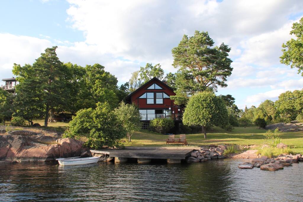 The house, the jetty and the small rowing boat
