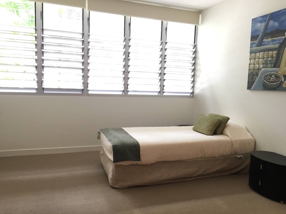 Comfortable one bedroom and own bathroom. Single bed for one person and with air conditioning.
