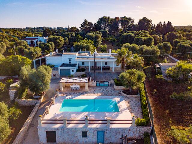 Historic trullo, pool and garden in Itria Valley