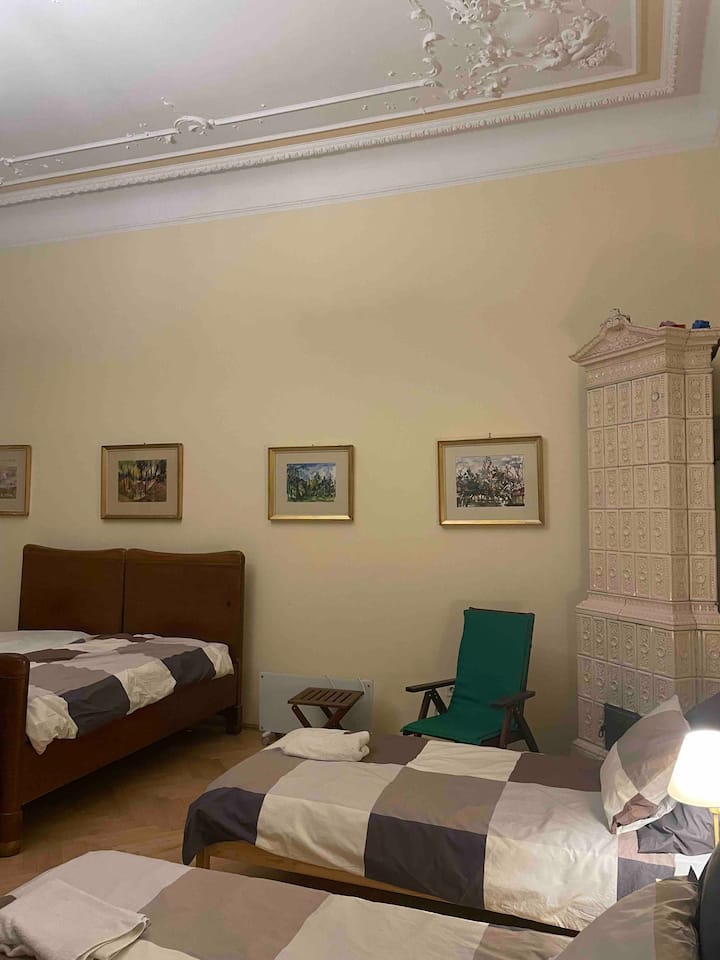 בחדר השינה הראשון יש שטח רצפה גדול של 45 מ"ר עם מיטה זוגית אחת 3 מיטות יחיד נפרדות ויש ספה נפתחת בחדר לשיחות נוחות בזמן שתוכלו ליהנות גם מהתקרה הנפלאה ומהחמם הישן