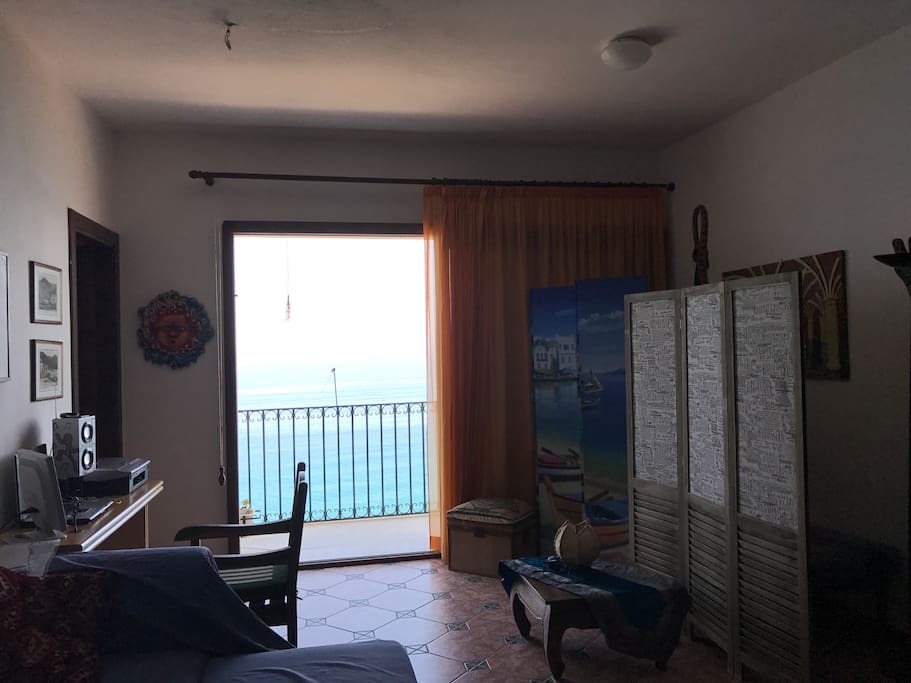 Spazio comune con un letto nascosto da un separè