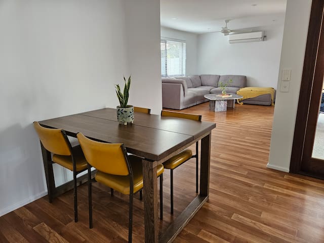 Sunny Coast Beach House~ pets welcome on request gallery image 4