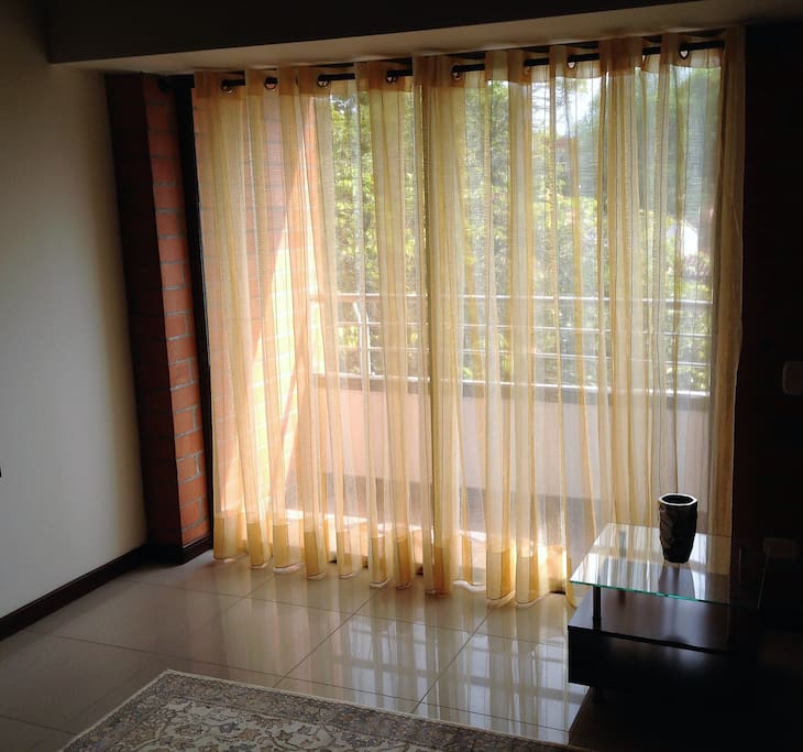 Sala y balcón