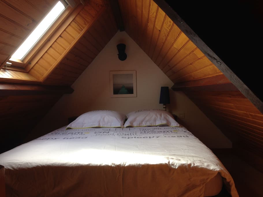 Sous le toit, la mezzanine où se trouve le lit double.