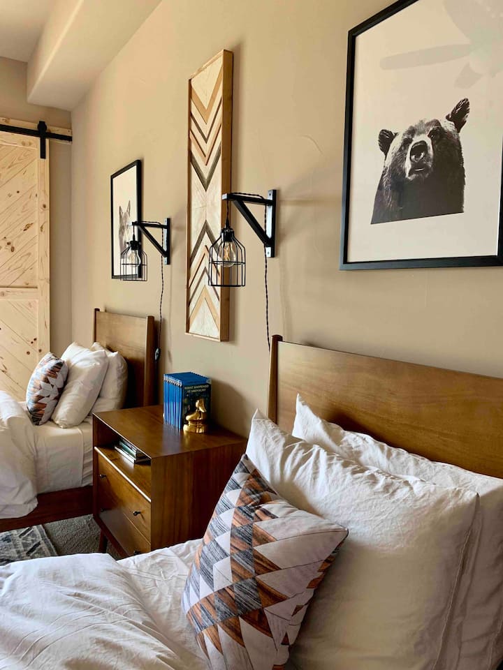 Спална соба бр. 3 - два двокреветни кревета со телевизор, мини-динтендо и рачно избрани книги.  Индивидуални светилки за ноќно читање. 