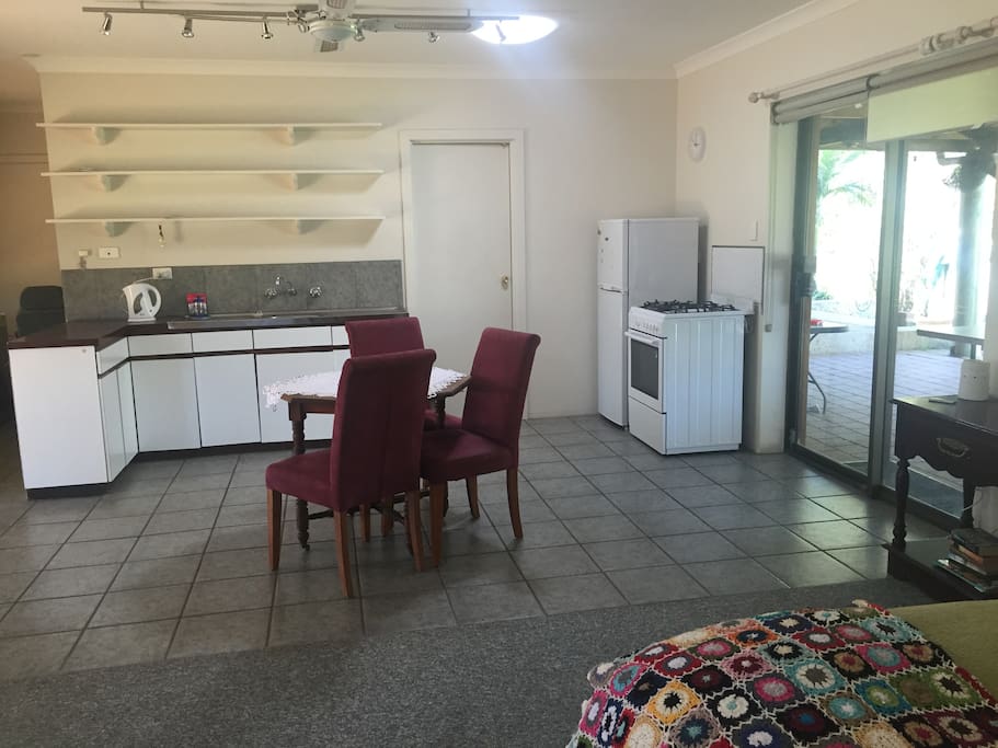 Full kitchen/dining facilities