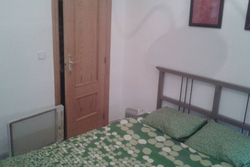 La puerta es un vestidor con perchas para colgar la ropa