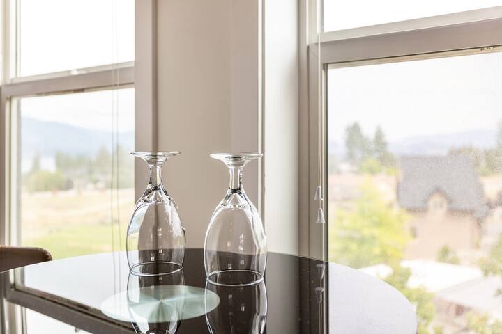 Clean Licensed Kelowna View Suite w/Hot Tub