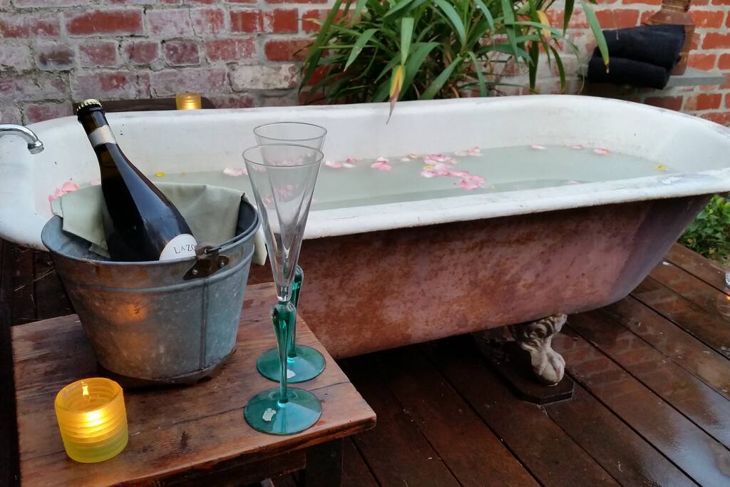 A bath beneath the stars with hot water and cold champagne