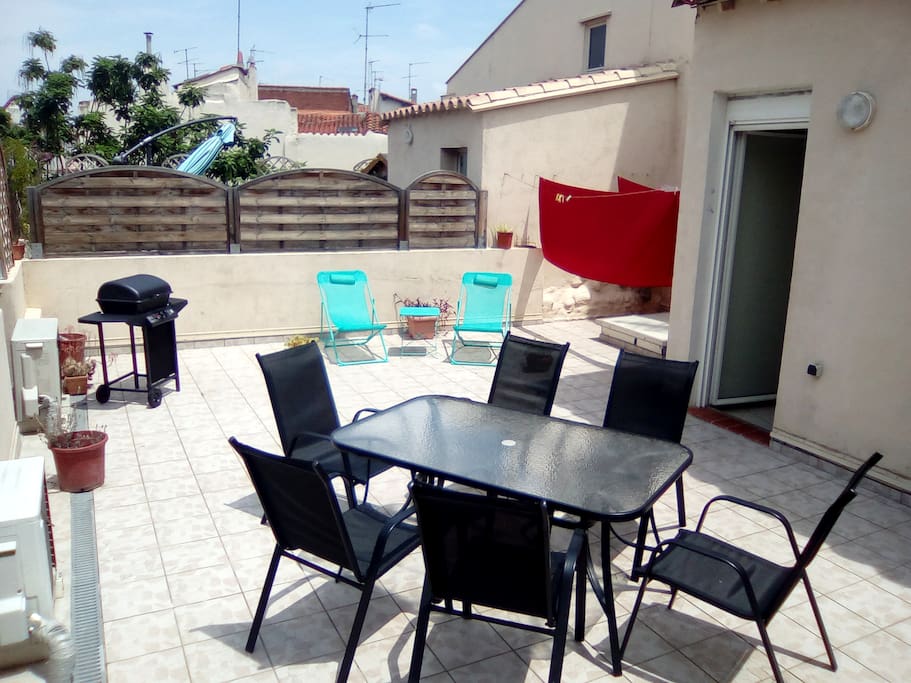 Terrasse barbecue, chaises longues.