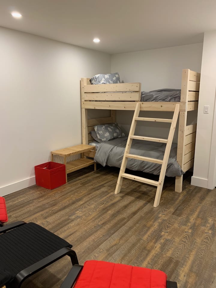 Schlafzimmer #4 befindet sich im Keller (der Keller befindet sich jedoch im Erdgeschoss). 