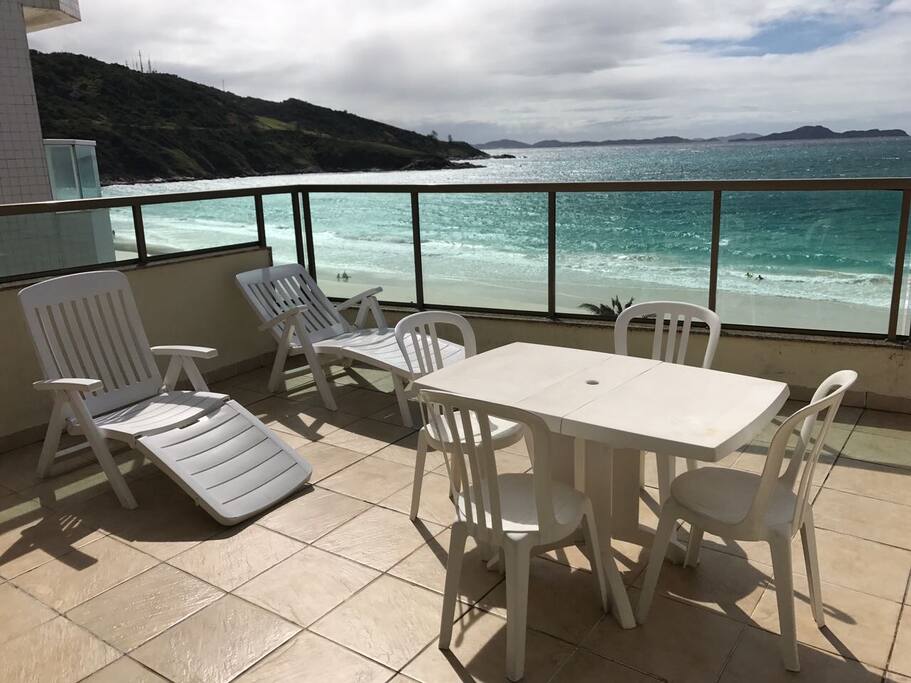 O terraço possui espreguiçadeiras pra relaxar depois ou durante a praia.