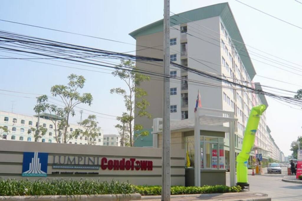 コンドータウンのE棟にあります。The place is in Tower E.