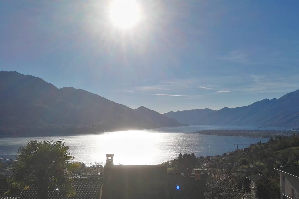 Aussicht vom Balkon bzw. vom Wohnzimmer/Küche und vom Schlafzimmer aus. Im gesammten Garten ist volle Seesicht vorhanden.