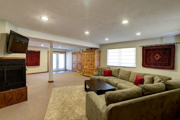 Pohovky na prízemí, televízor a šatník s detskými hračkami. K dispozícii je posteľ Murphy a rozkladacia posteľ, obe v plnej veľkosti.