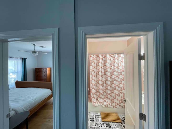 Doña del dormitorio principal (izquierda) puerta del baño (derecha).