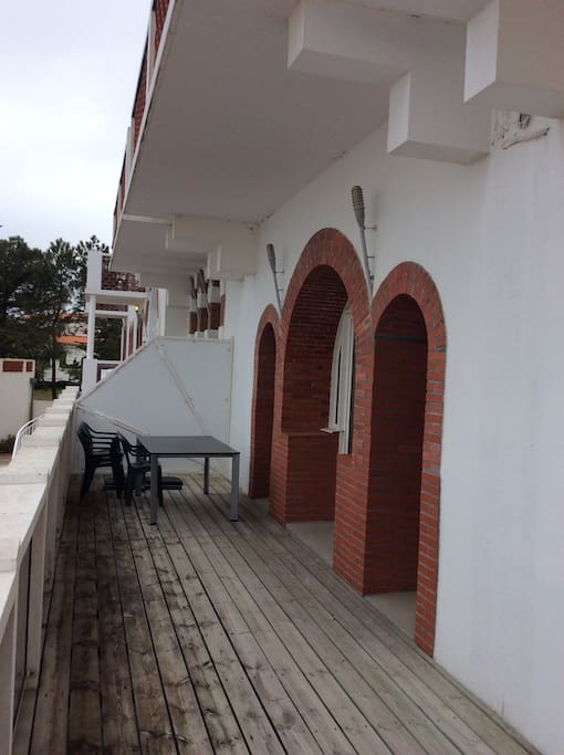Balcon avec grande table et parasol