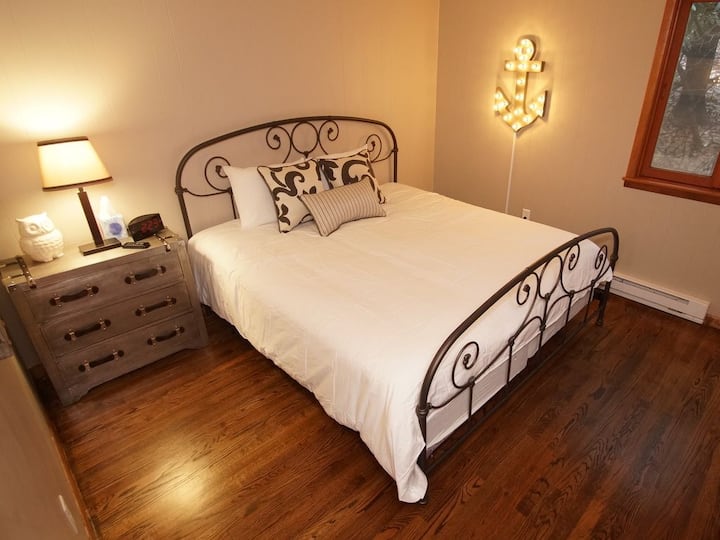 Спалня на 2 - ри етаж с двойно легло