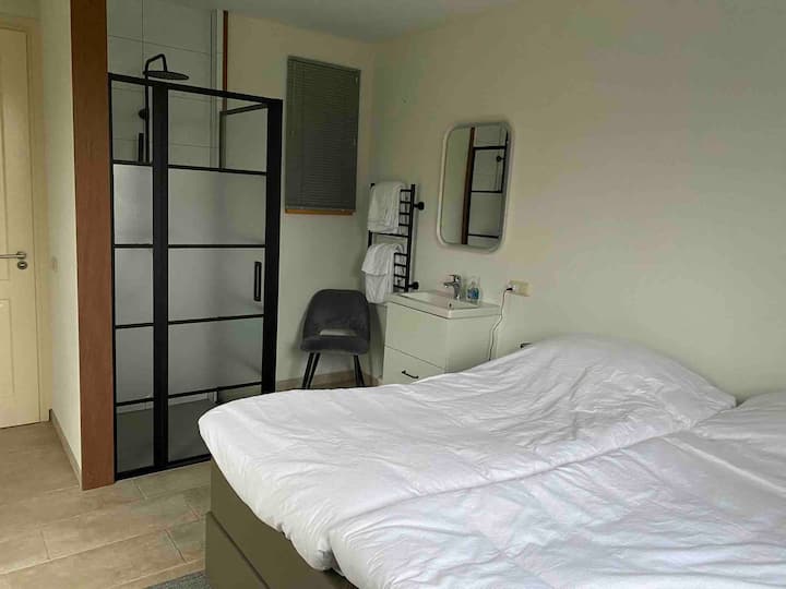 חדר השינה למטה, ממוקם ליד המטבח. גישה ישירה למרפסת החיצונית המקורה. מצויד בכיור, מקלחת מרווחת, מלתחה, כיסא , טלוויזיה, שולחנות ליד המיטה עם אורות ומיטת שווייץ מקסימה.