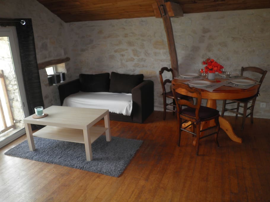 Séjour avec coin cuisine et canapé deux places