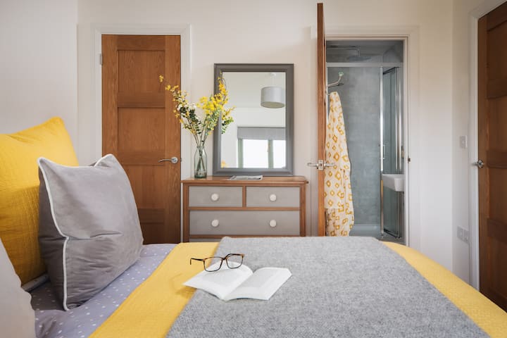 The pretty 2nd bedroom boasts a King Size double bed with handy en-suite shower room and built in wardrobe.