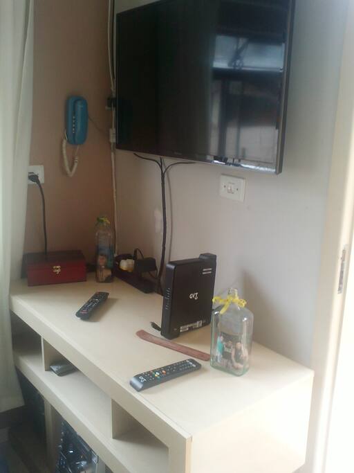 Espaço da Sala de estar com tv a cabo