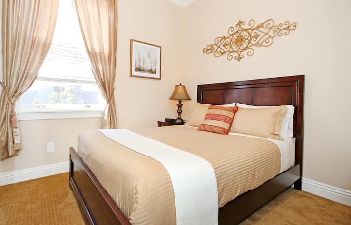 卧室装潢精美，配有高品质的床上用品和窗帘。