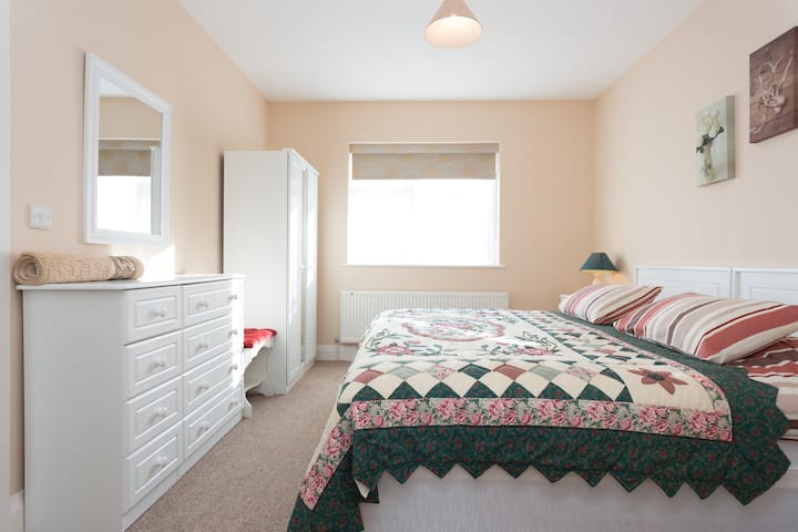 Спална соба со двоен кревет, исто така, може да се постави двокреветни кревети.