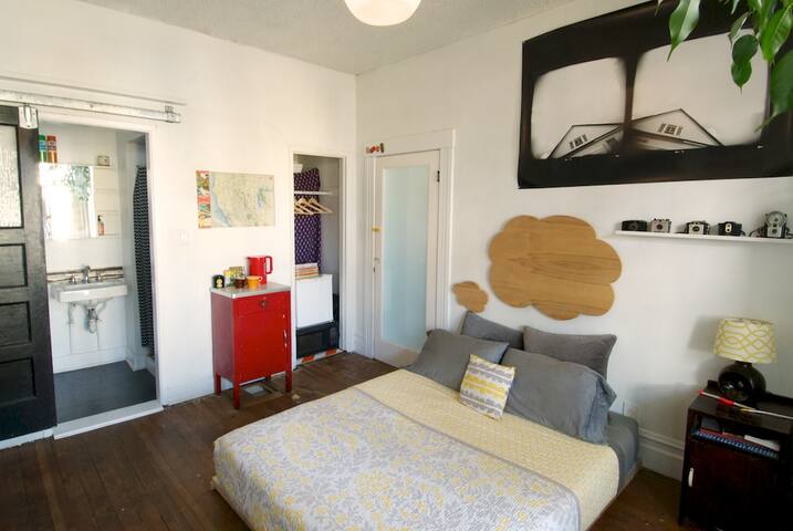 Comfy queen size bed on japanese style low frame