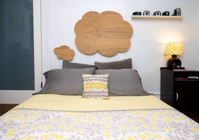 Super comfy bed & lots of pillows!