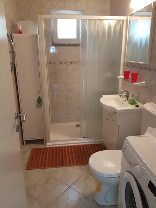 Badezimmer mit grosser Dusche