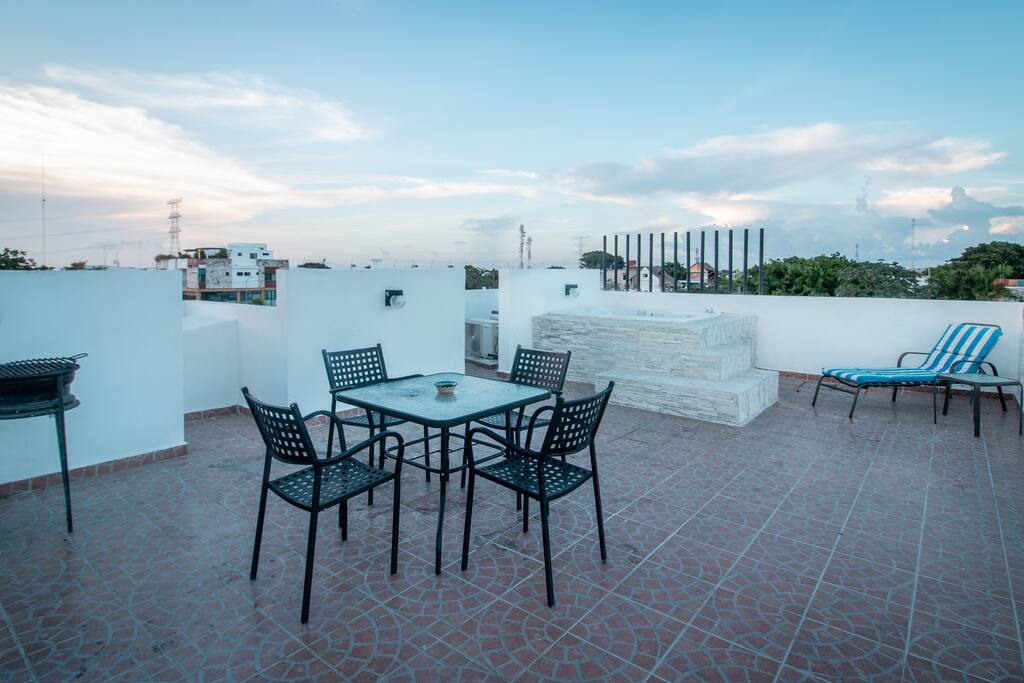 Roof con mesas y jacuzzi