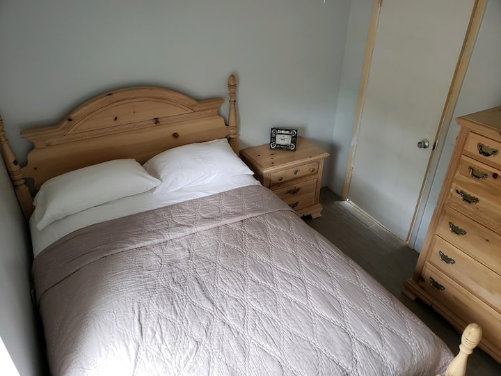 مرتبة بحجم كوين مع طاولة جانبية وخزانة ملابس