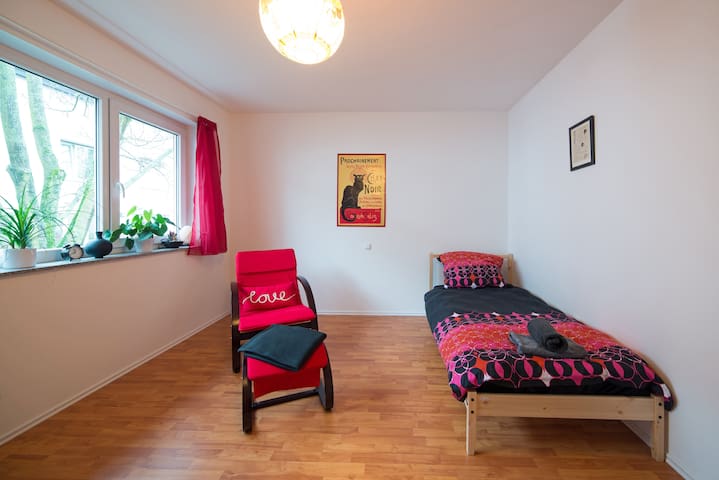 Priv. room& bath - good connections