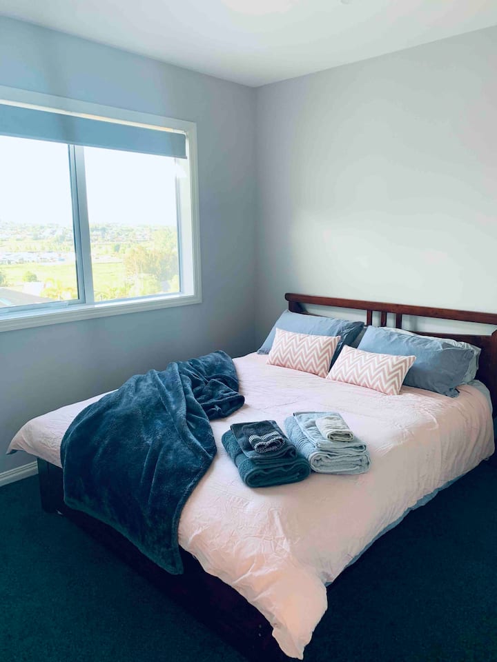 Spálňa 2 - krásny výhľad a veľa slnka. Veľmi pohodlná manželská posteľ.