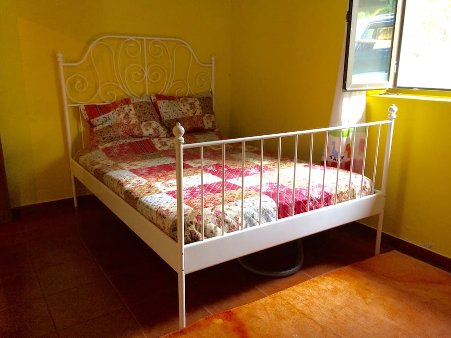 Quarto com 3 camas. Uma de casal e um beliche