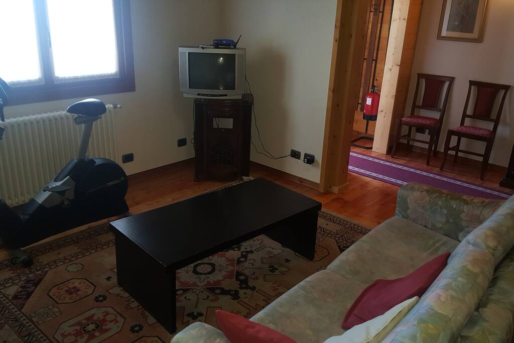 Soggiorno con due divani e TV