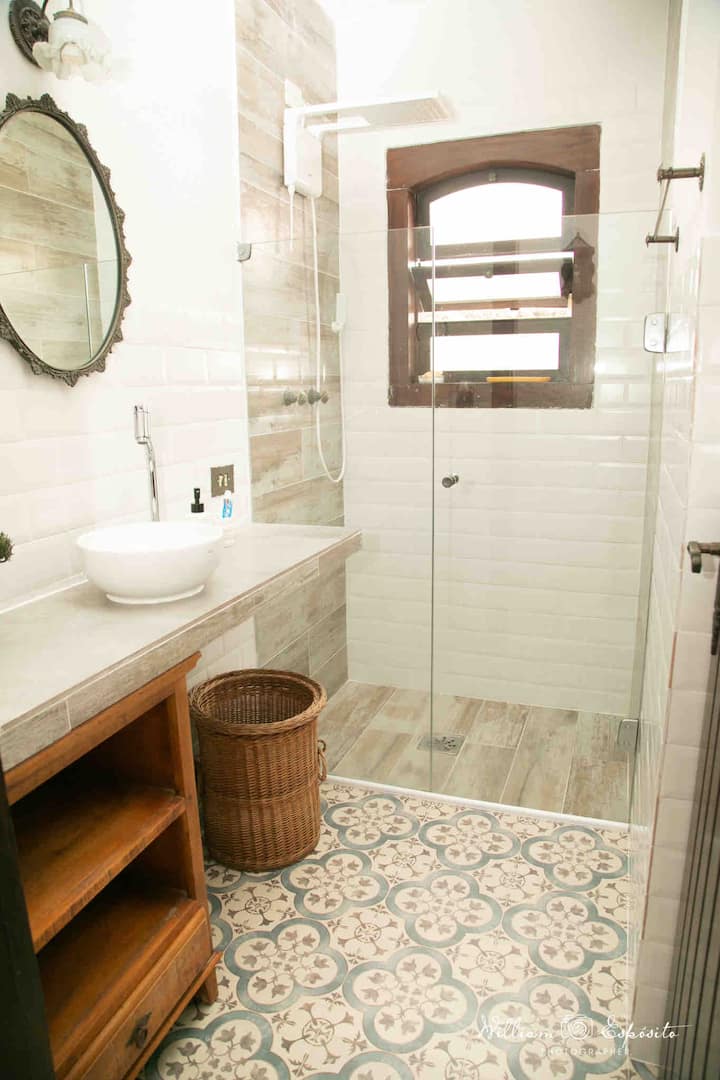 Baño social junto a la habitación individual