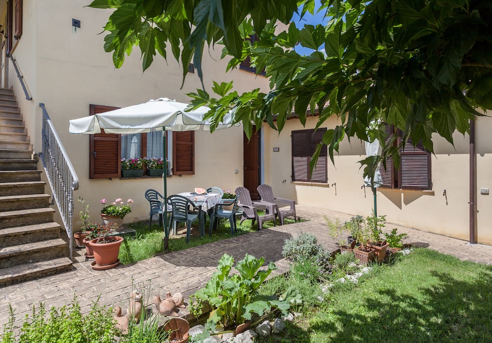Questo appartamento dispone di un piccolo giardino con tavolo e sedie.
This apartment has an outdoor space with furniture
