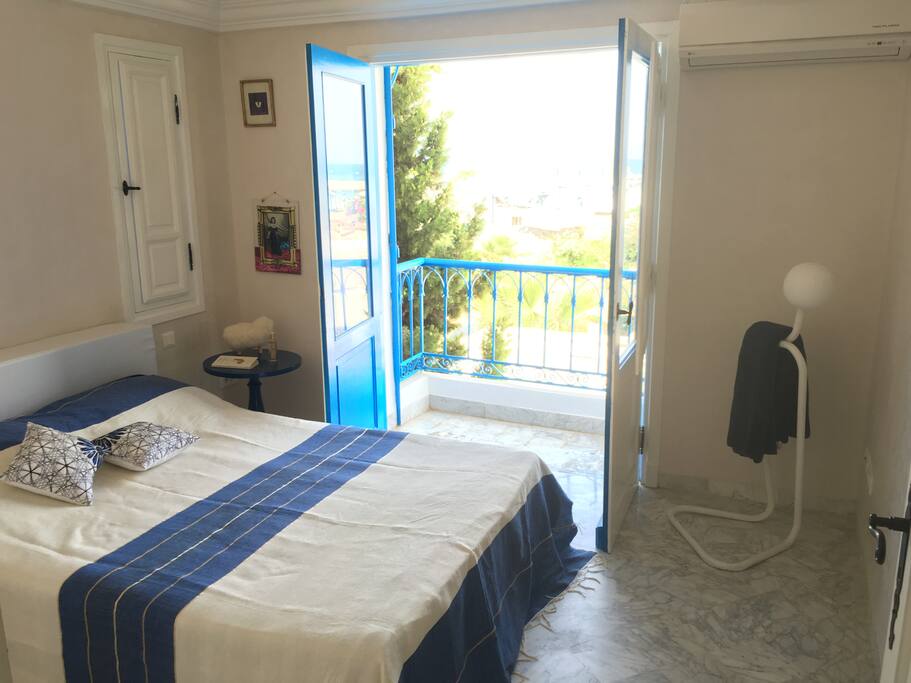 La chambre avec balcon et vue sur mer