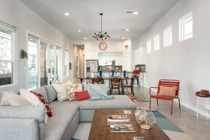 Unwind on the Private Patio of the East Austin Lodge gallery image 3