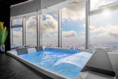 44th floor Luxury Apartment with Jacuzzi and Sauna