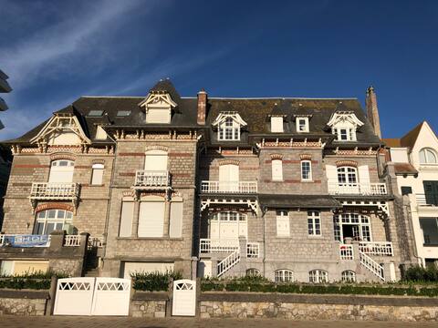 Villa with character on the front of the sea