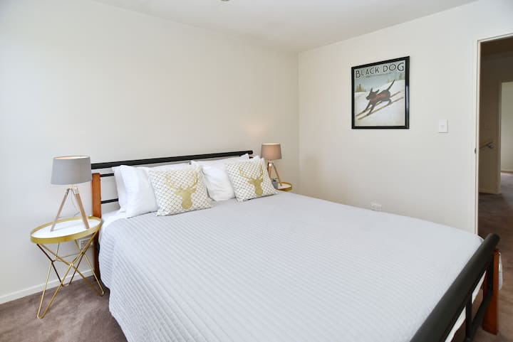 Spálňa 4 na poschodí zahŕňa aj pohodlnú manželskú posteľ Queen 