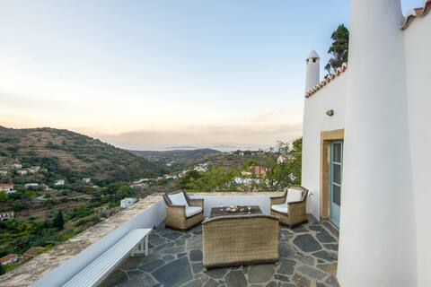 Enchanting 19th century villa with sea view