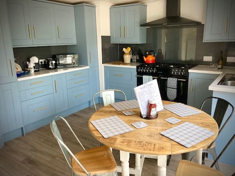 Large 3 bed (sleeps 6) apartment, Lanivet