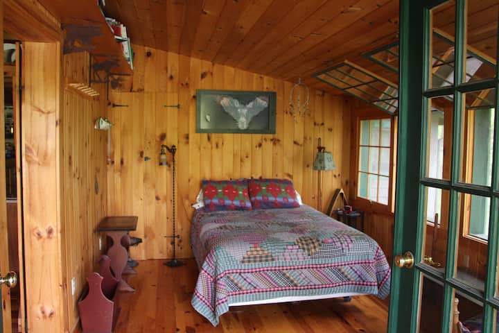 Glavna spavaća soba s bračnim krevetom