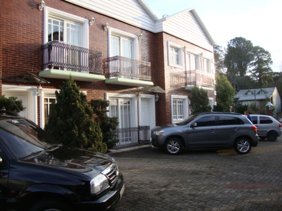 Estacionamento em frente a casa.